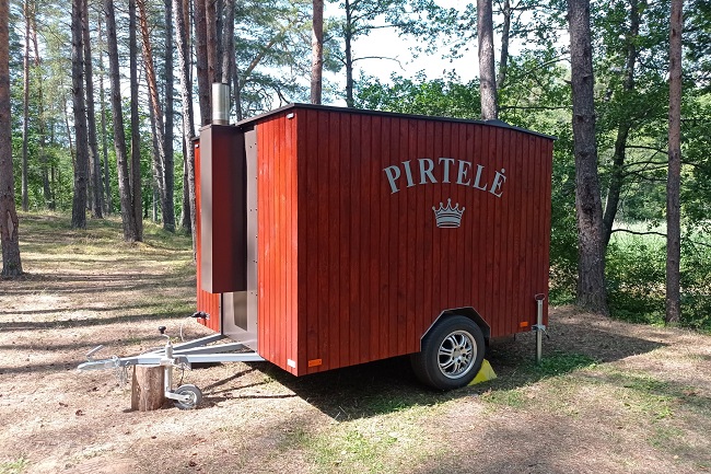 Mobili pirtis ant ratų pušyne